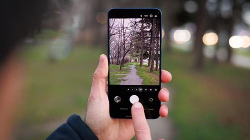 Những mẫu flagship như Samsung Galaxy S26 Ultra nổi bật với camera 200MP và khẩu độ lớn, cho phép ghi lại hình ảnh sắc nét ngay cả khi chụp pháo hoa, concert hay không gian bảo tàng ánh sáng yếu.
