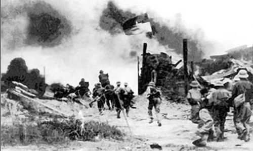 Bộ đội Sư đoàn 320A (Quân đoàn 3) đánh chiếm căn cứ Đồng Dù ngày 29/4/1975. Ảnh: Tư liệu/TTXVN.