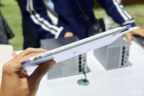 Về phần mềm, máy chạy ColorOS 16 với khả năng kết nối hệ sinh thái iOS, hỗ trợ chia sẻ dữ liệu, nhận cuộc gọi và đồng bộ âm thanh với AirPods, mở rộng trải nghiệm đa nền tảng.(Ảnh: Vatvostudio)
