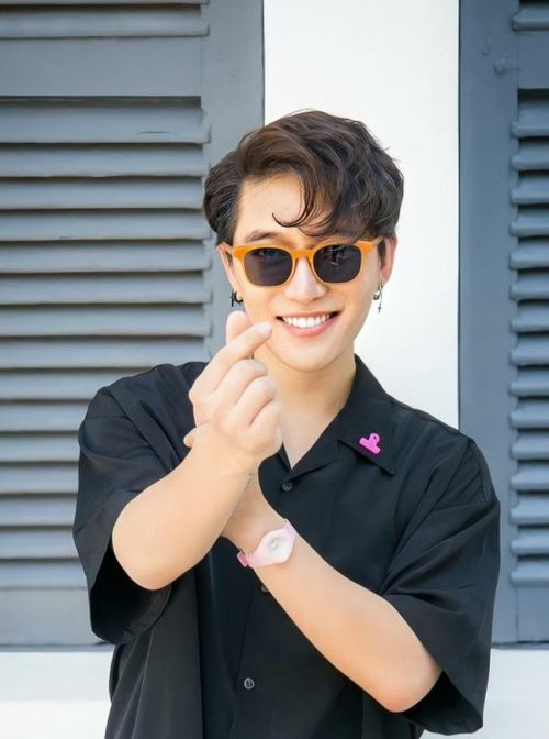 Châu Đăng Khoa từng.dí dỏm kể lại rằng lúc mới vào nghề, anh từng bị đồn làm "trai bao", cặp đại gia với mức giá thấp đến mức khó tin là hai triệu rưỡi một tháng.