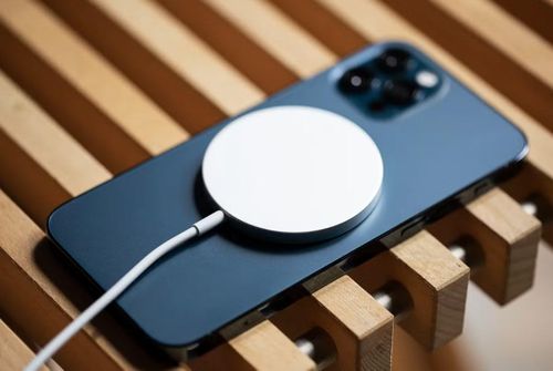 Có lẽ bạn nên mua thêm sạc MagSafe để phòng lúc iPhone "chết lâm sàng" khi cạn pin.