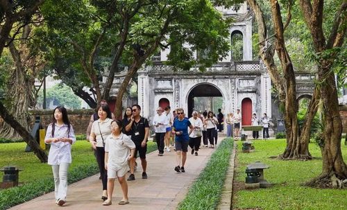 Khách du lịch thăm quan di tích Văn Miếu - Quốc Tử Giám dịp Giỗ Tổ Hùng Vương.