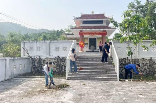 Đoàn viên, thanh niên phường Nùng Trí Cao quét dọn, vệ sinh nhà bia ghi danh liệt sĩ.