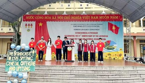 Phần trình diễn “Live Broadcast” của học sinh Trường THPT thành phố Cao Bằng.