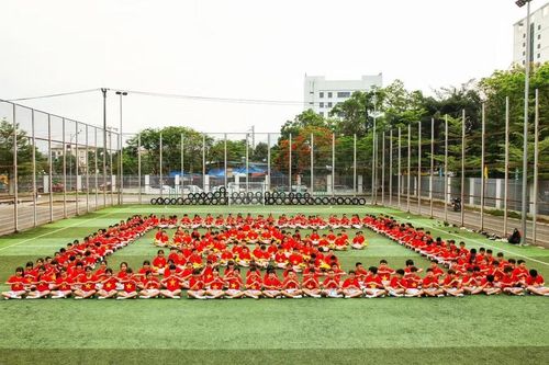 Những hình ảnh đẹp thể hiện lòng yêu nước của các em học sinh Trường Tiểu học Bình Thuận (phường Minh Xuân).