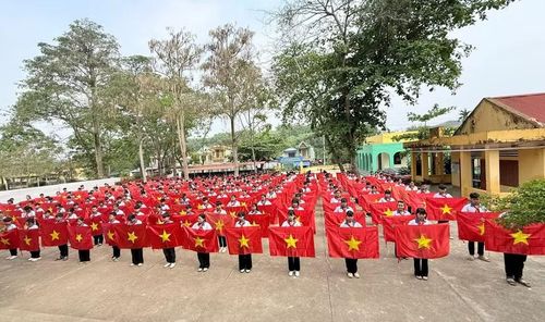 Màu đỏ từ lá cờ Tổ quốc rạng rỡ tại các trường học ở Tuyên Quang.