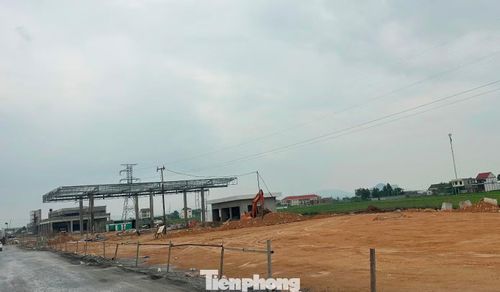 Dự án trạm dừng nghỉ cao tốc Bắc - Nam qua Nghệ An có chiều rộng hơn 6 ha (mỗi bên 3 ha) nhưng nhiều khu vực mới dừng ở đắp đất, lu lèn nền.