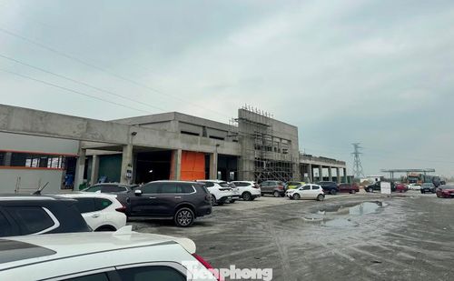 Tại hạng mục chính là nhà điều hành, đón nhận khách, lái xe - tài xế vào nghỉ ngơi cũng xây dựng chưa xong, tường công trình chưa được sơn, nền sân đỗ xe chưa được láng hoàn thiện...