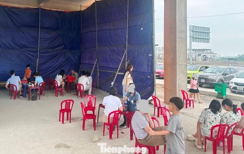 Do trạm dừng nghỉ xây dựng chưa xong nên lái xe, người dân di chuyển trên cao tốc đến đây thời gian qua phải đỗ tạm ở những vị trí được nhà đầu tư bố trí nghỉ tạm bợ.
