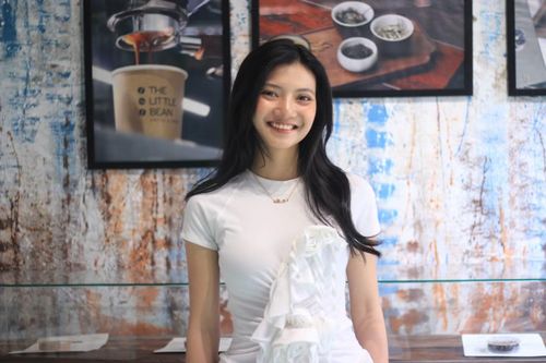 Heo năm móng đang là cái tên thu hút phòng vé dịp cuối tuần, khi tạm dẫn đầu doanh thu với khoảng 47 tỷ đồng. Trong đó, diễn viên Nhật Ý được chú ý nhờ vai Sa - cô gái chịu bi kịch chết oan. Sau biến cố, nhân vật trở thành nỗi ám ảnh với người dân sống gần khu mộ Cô Năm Hợi.