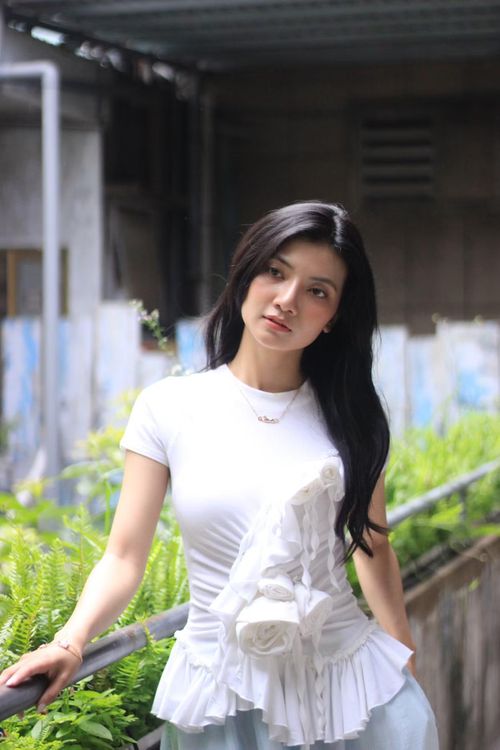 Những cảnh quay của phim chủ yếu diễn ra vào ban đêm, cộng thêm lớp hóa trang phức tạp khiến quá trình làm việc kéo dài. Nhật Ý kể có những hôm quay xong cô phải tắm suốt hai tiếng đồng hồ để sạch lớp hóa trang.