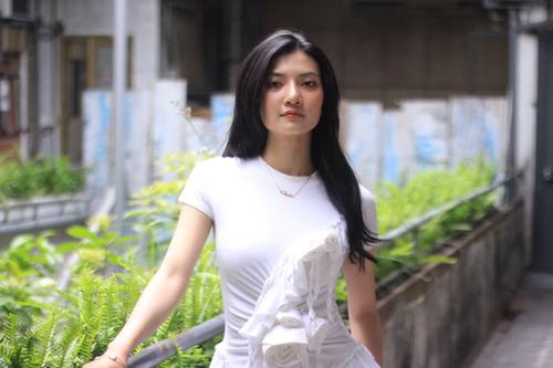 Nhật Ý là diễn viên đóng phim hai mùa 30/4 liên tiếp, trước đó là vai Ba Hiếu ở Địa đạo: Mặt trời trong bóng tối. Nữ diễn viên nói cô trân trọng cơ hội làm việc cùng những diễn viên nhiều kinh nghiệm như Thái Hòa, Quang Tuấn, gần đây là NSƯT Thanh Thủy, Ốc Thanh Vân, Võ Tấn Phát...