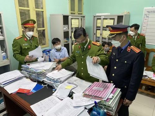 Cơ quan chức năng khám xét phòng làm việc của nguyên Kế toán trưởng CDC Huế Hà Thúc Nhật thời điểm điều tra.