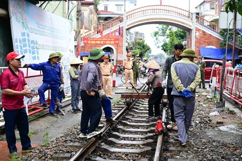Tuyến đường sắt chạy qua phố Cầu Đất thường xuyên có các hộ dân lấn chiếm bán hàng cản trở giao thông.