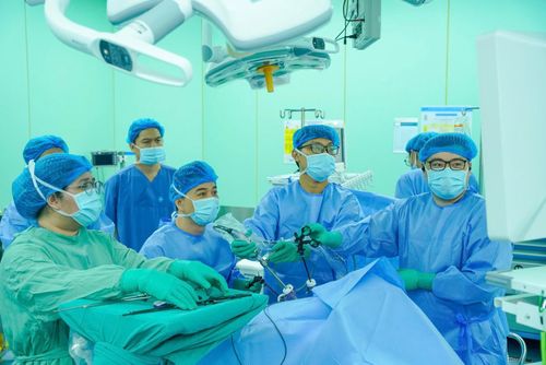 Ca phẫu thuật cho bệnh nhân người Indonesia (67 tuổi) bị ung thư đại tràng kèm biến chứng tắc ruột.