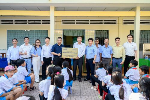 Quán quân Nguyễn Văn Minh Kha và đại diện AkzoNobel hiện thực hóa sứ mệnh “Tô Sắc Màu Tương Lai” cho điểm trường Nhơn Ái