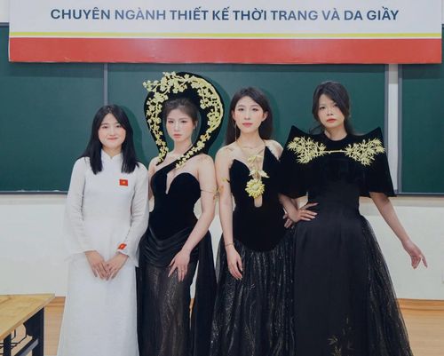 Đặng Thị Kim Liên Liên (ngoài cùng bên trái) cùng bộ sưu tập "Ba mùa một tiếng chạm" trong buổi bảo vệ đồ án tốt nghiệp. Ảnh: NVCC