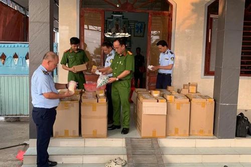 Lực lượng chức năng kiểm tra số lượng kem trộn do người phụ nữ sản xuất.