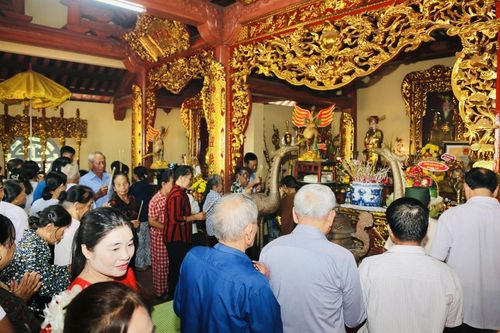 Người dân dâng hương tại đền Thần Nông.