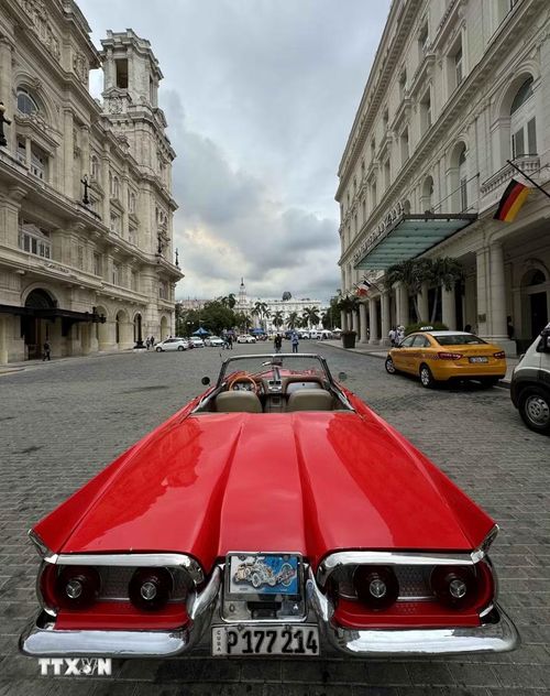 Chiếc Ford cổ giữa phố cổ La Habana. (Ảnh: Việt Hùng/TTXVN)