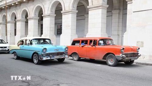 Xe cổ vận chuyển hành khách trên đường phố La Habana. (Ảnh: Việt Hùng/TTXVN)