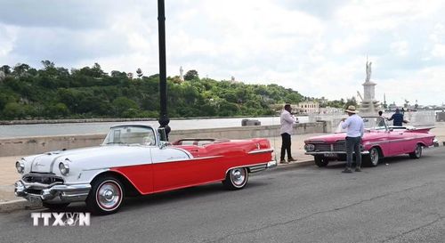 Xe cổ bên Vịnh La Habana. (Ảnh: Việt Hùng/TTXVN)