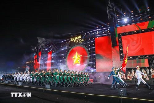 Tiết mục nghệ thuật Bình yên Tổ quốc-diễu binh kết hợp biểu diễn. (Ảnh: Khánh Hòa/TTXVN)