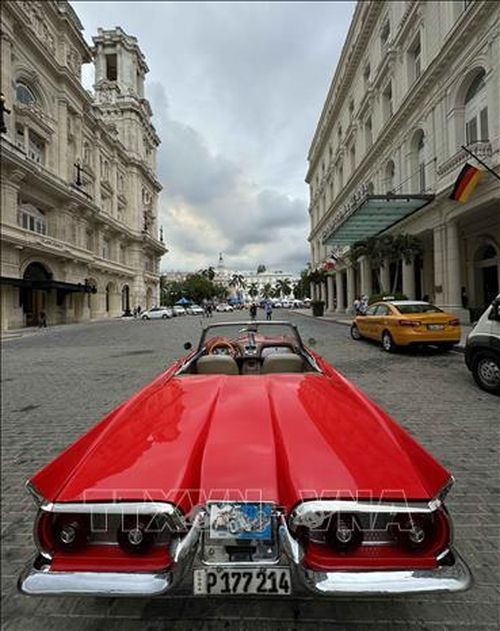 Chiếc Ford cổ giữa phố cổ La Habana.