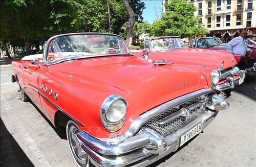 Một chiếc Buick 1953 trên đường phố La Habana.