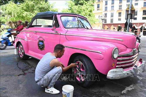 Chăm sóc cho chiếc Buick 1948 quý hiếm.