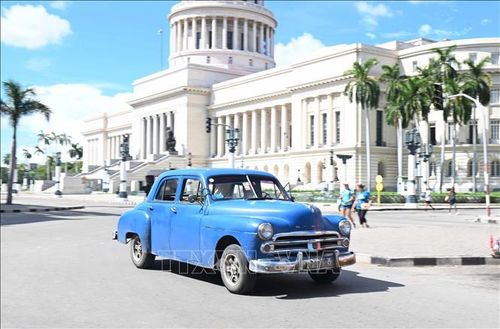 Chiếc Ford được sử dụng làm taxi chuyến vận chuyển hành khách trên đường phố Cuba.