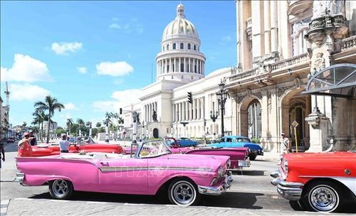 Dàn xe cổ đợi khách trước Nhà hát lớn La Habana, bên cạnh tòa nhà Quốc hội Cuba.