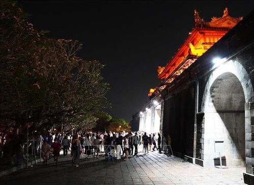 Du khách tham quan Đại Nội Huế về đêm từ cổng Ngọ Môn.