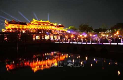 Trình diễn ánh sáng và 3D tại cầu Trung Đạo trong Đại Nội Huế về đêm.