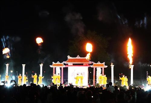 Du khách xem tái hiện Lễ xuất quân và Thao diễn kinh binh trong Đại Nội Huế về đêm.