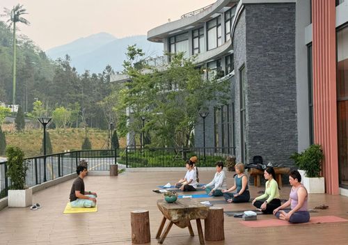 Du khách thư giãn, tái tạo năng lượng giữa không gian xanh mát.