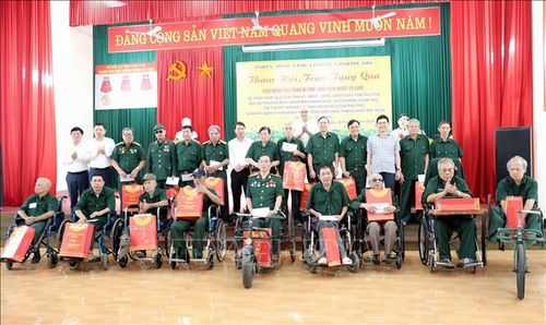 Thừa ủy quyền của Tổng Bí thư, Chủ tịch nước Tô Lâm, Bí thư Tỉnh ủy Phú Thọ Phạm Đại Dương trao 28 suất quà, mỗi suất trị giá 5 triệu đồng, tới các thương binh, bệnh binh đang điều dưỡng tại Trung tâm. Ảnh: Tạ Toàn/TTXVN