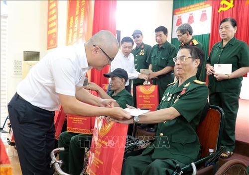 Thừa ủy quyền của Tổng Bí thư, Chủ tịch nước Tô Lâm, Bí thư Tỉnh ủy Phú Thọ Phạm Đại Dương trao 28 suất quà, mỗi suất trị giá 5 triệu đồng, tới các thương binh, bệnh binh đang điều dưỡng tại Trung tâm. Ảnh: Tạ Toàn/TTXVN