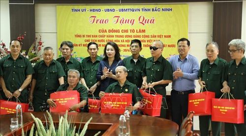 Đồng chí Nguyễn Thị Hương, Phó Bí thư Thường trực Tỉnh ủy, Trưởng Đoàn đại biểu Quốc hội tỉnh Bắc Ninh, trao quà cho các thương binh, bệnh binh đang được chăm sóc tại Trung tâm Điều dưỡng Người có công tỉnh Bắc Ninh. Ảnh: Danh Lam/TTXVN