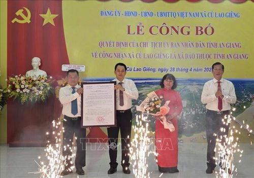 Lãnh đạo tỉnh An Giang trao Quyết định công nhận Cù Lao Giêng là xã đảo thuộc tỉnh An Giang.