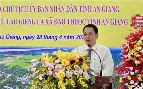 Ông Võ Minh Nâng, Bí thư Đảng ủy xã Cù Lao Giêng, tỉnh An Giang, phát biểu lại buổi lễ.