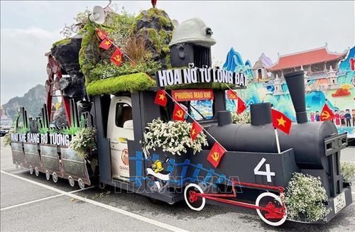 Xe mô hình tại lễ hội Carnaval Hạ Long 2026.