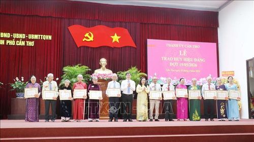 Tặng Huy hiệu Đảng cho các đồng chí cao niên tuổi Đảng.
