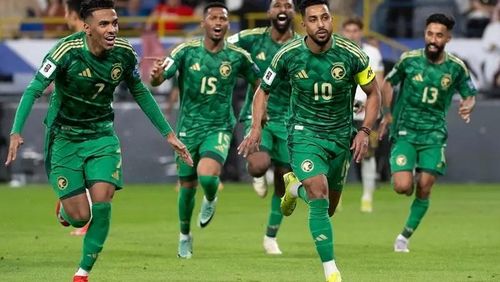 Cầu thủ Saudi Arabia ăn mừng bàn thắng đầu tiên trong trận đấu gặp đội tuyển Trung Quốc thuộc vòng loại khu vực châu Á bảng C World Cup 2026, tại sân vận động al-Awwal ở Riyadh, ngày 20/3/2025. Ảnh: AFP