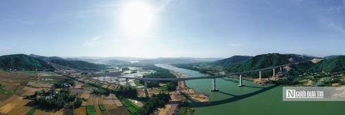 Trong ảnh, cầu cao tốc bắc qua sông Kỳ Lộ (thuộc dự án thành phần Quy Nhơn - Chí Thạnh) đã hoàn thành chờ đưa vào khai thác.