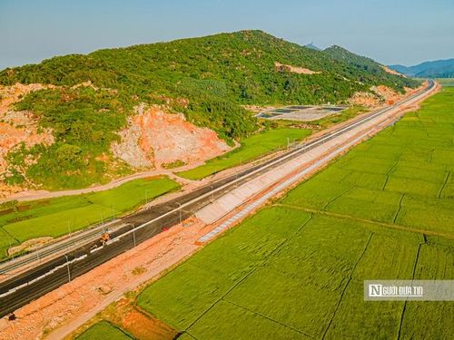 Bộ Xây dựng chỉ đạo quyết liệt nhằm đẩy nhanh tiến độ thi công để hoàn thành, đưa dự án vào vận hành.