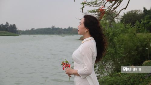 Các chị em chụp ảnh cùng sắc đỏ của hoa phượng như thắp lên ký ức về một thời học trò, về những mùa hè rực rỡ đã qua.
