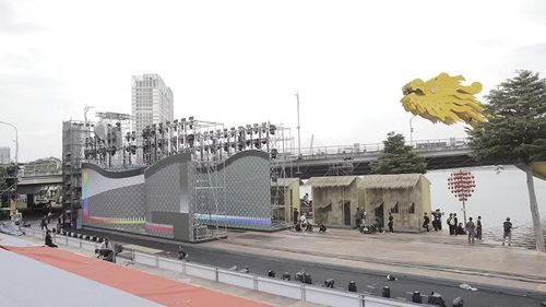 Sân khấu chính của đêm Gala diễn ra tối 2/5 tại khu vực bờ đông cầu Rồng.
