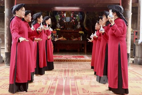Tái hiện điệu "Hát mời rượu" - một trong những làn điệu đặc sắc trong chặng Hát Hội. Những nghệ nhân cao tuổi tại Hùng Lô hiện nay chính là những "báu vật nhân văn sống", lưu giữ kỹ thuật luyến láy và nhịp phách tinh xảo của Xoan cổ. Ảnh: Phương Thảo/TTXVN phát