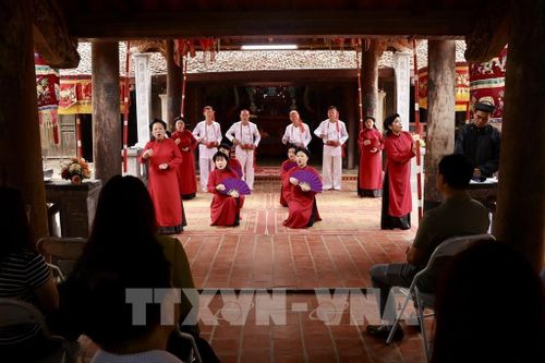Các đào Xoan duyên dáng trong điệu Hát Hội với đạo cụ là những chiếc quạt giấy. Khác với vẻ trang nghiêm của hát thờ, hát hội mang âm hưởng tươi vui, gần gũi, phản ánh đời sống lao động và tình yêu đôi lứa. Ảnh: Phương Thảo/TTXVN phát